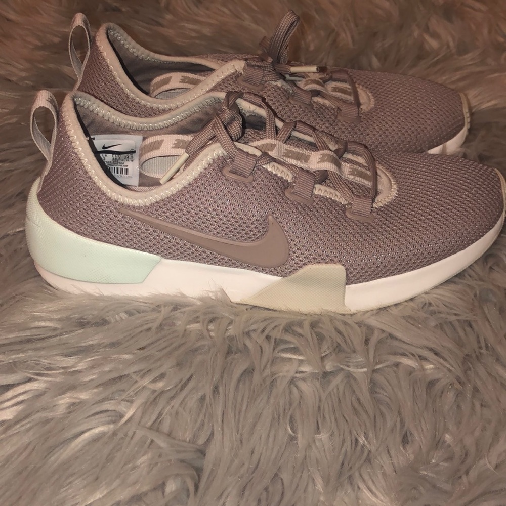 Brand New Nike Ashin Modern Run Women's Shoe